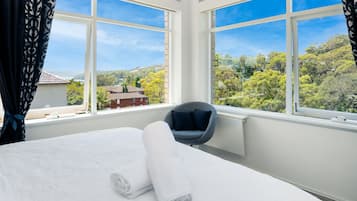 2 quartos, ferros/tábuas de passar roupa, berço de viagem