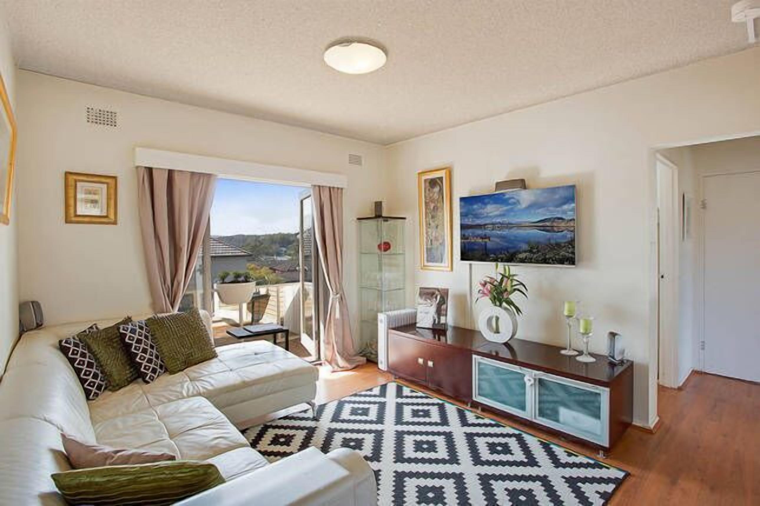 Balmoral Escape - footsteps from beach