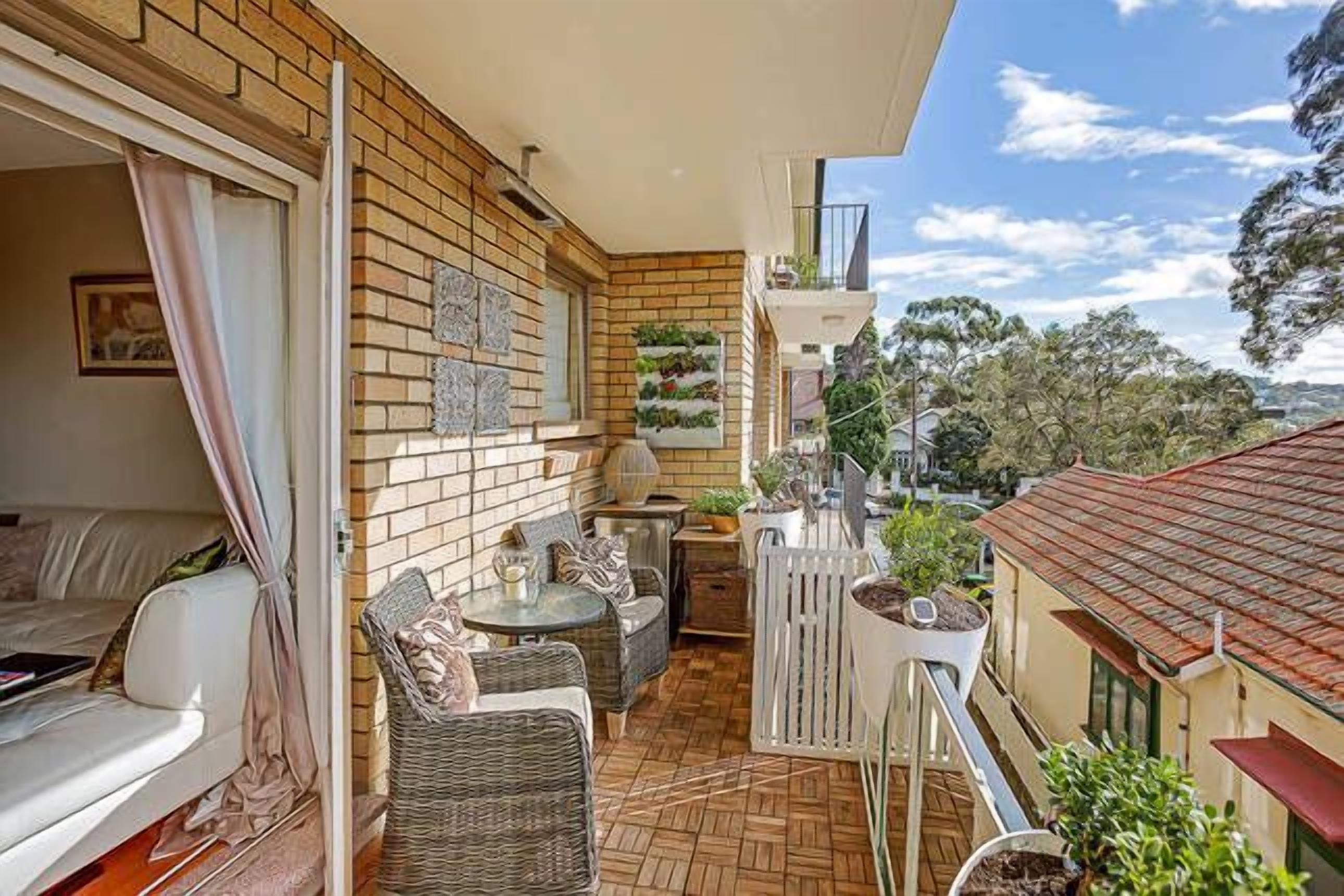 Balmoral Escape - footsteps from beach — image 5