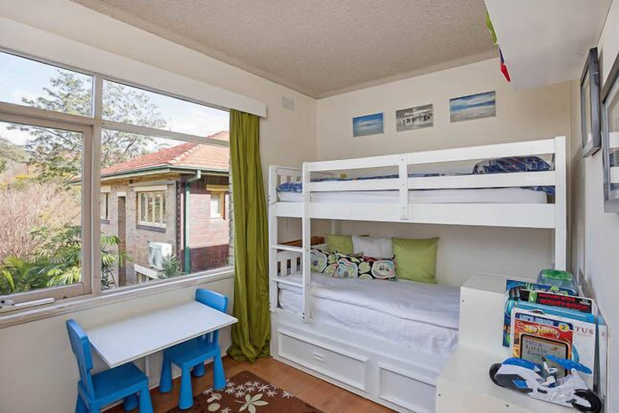 Balmoral Escape - footsteps from beach