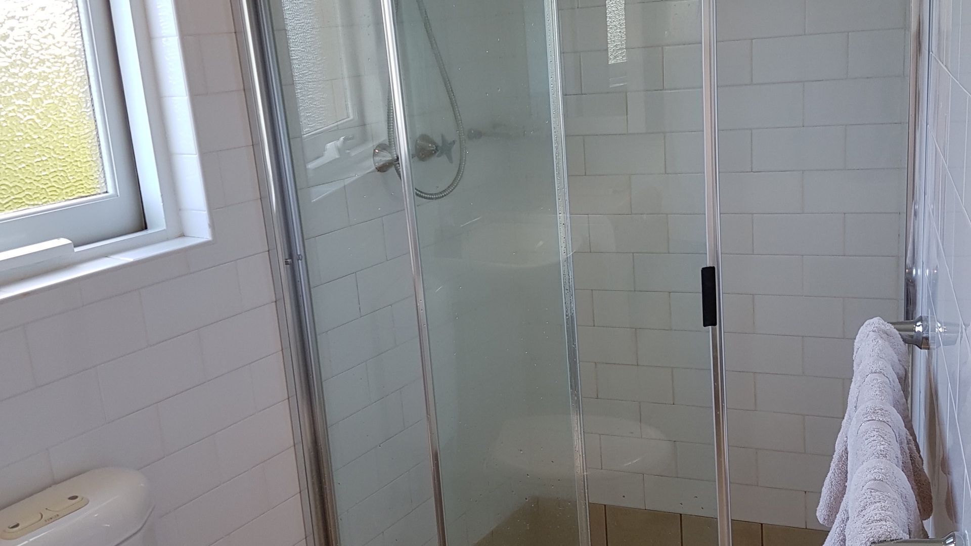 Balmoral Escape - footsteps from beach — image 6