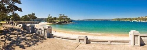 Balmoral Escape - footsteps from beach