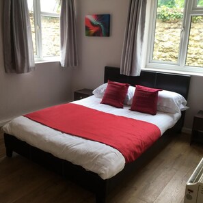 2 عدّة غرف نوم ومكواة/لوح كي وخدمة الإنترنت وملاءات أسرّة