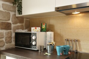 Een koelkast, een microgolfoven, een kookplaat, een vaatwasser