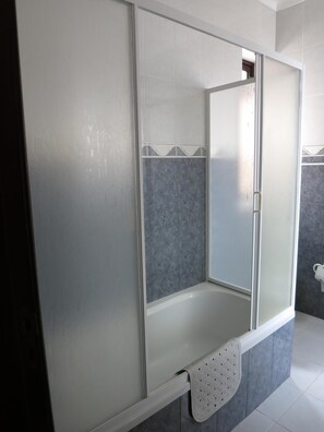 Kombination af bruser/badekar, hårtørrer, bidet, håndklæder