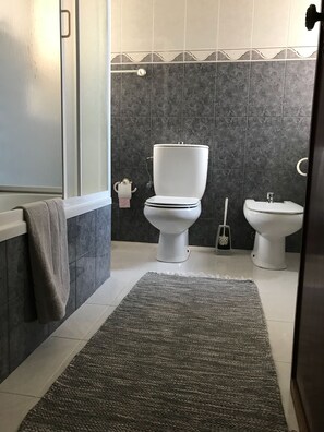Duschwanne, Haartrockner, Bidet, Handtücher