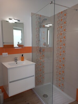 Doccia, asciugacapelli, bidet, asciugamani
