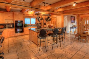 Fridge, microwave, oven, stovetop - Lookout Pointe - Luxury Mountain Lodge - Panoramic Mountain Views (Sundance)