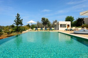 An infinity pool - VILLA LUNA - Private villa with pool, free WIFI, Air/Cond, Jacuzzi pool and a beautiful garden! (Sant Joan de Labritja / San Juan)