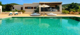 VILLA LUNA - Private villa with pool, free WIFI, Air/Cond, Jacuzzi pool and a beautiful garden!