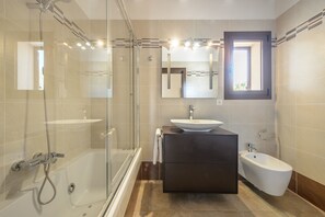 Bañera, secador de pelo y toallas