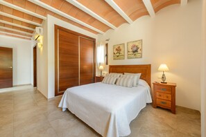 4 slaapkamers, een strijkplank/strijkijzer, gratis wifi, beddengoed