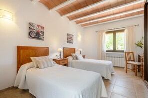 4 bedrooms, iron/ironing board, free WiFi, bed sheets - VILLA LUNA - Private villa with pool, free WIFI, Air/Cond, Jacuzzi pool and a beautiful garden! (Sant Joan de Labritja / San Juan)