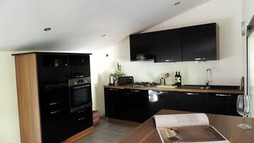 Réfrigérateur, micro-ondes, four, plaque de cuisson