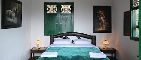 6 bedrooms, soundproofing, WiFi, bed sheets