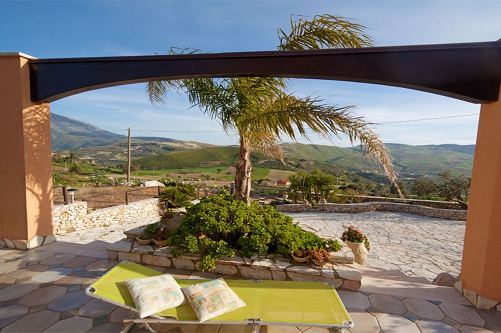 Delightful villa for those who love nature, comfort and the sea. CIR 19081005C225344