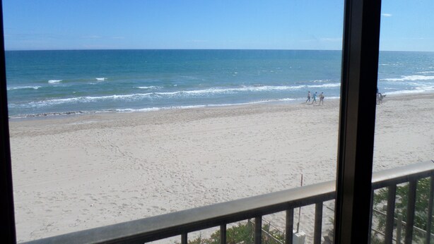 A beach with a clear view of the ocean and a few people walking along the shore. - Apartment/ flat - DeniaResidential flat (Denia)