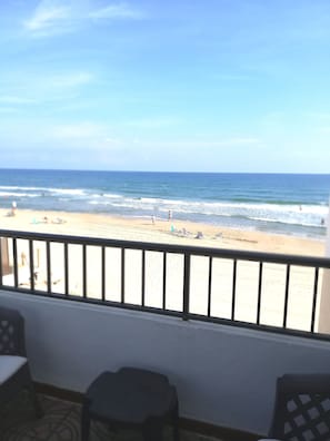 Plage, chaises longues