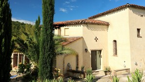 A building with a tiled roof, a door, and a window. - Exceptional luxury house, poolhouse area and heated swimming pool (Seillans)