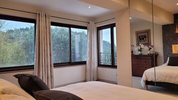 4 bedrooms, iron/ironing board, travel cot, free WiFi