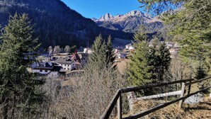 Un paysage montagneux avec un village niché au fond de la vallée.
