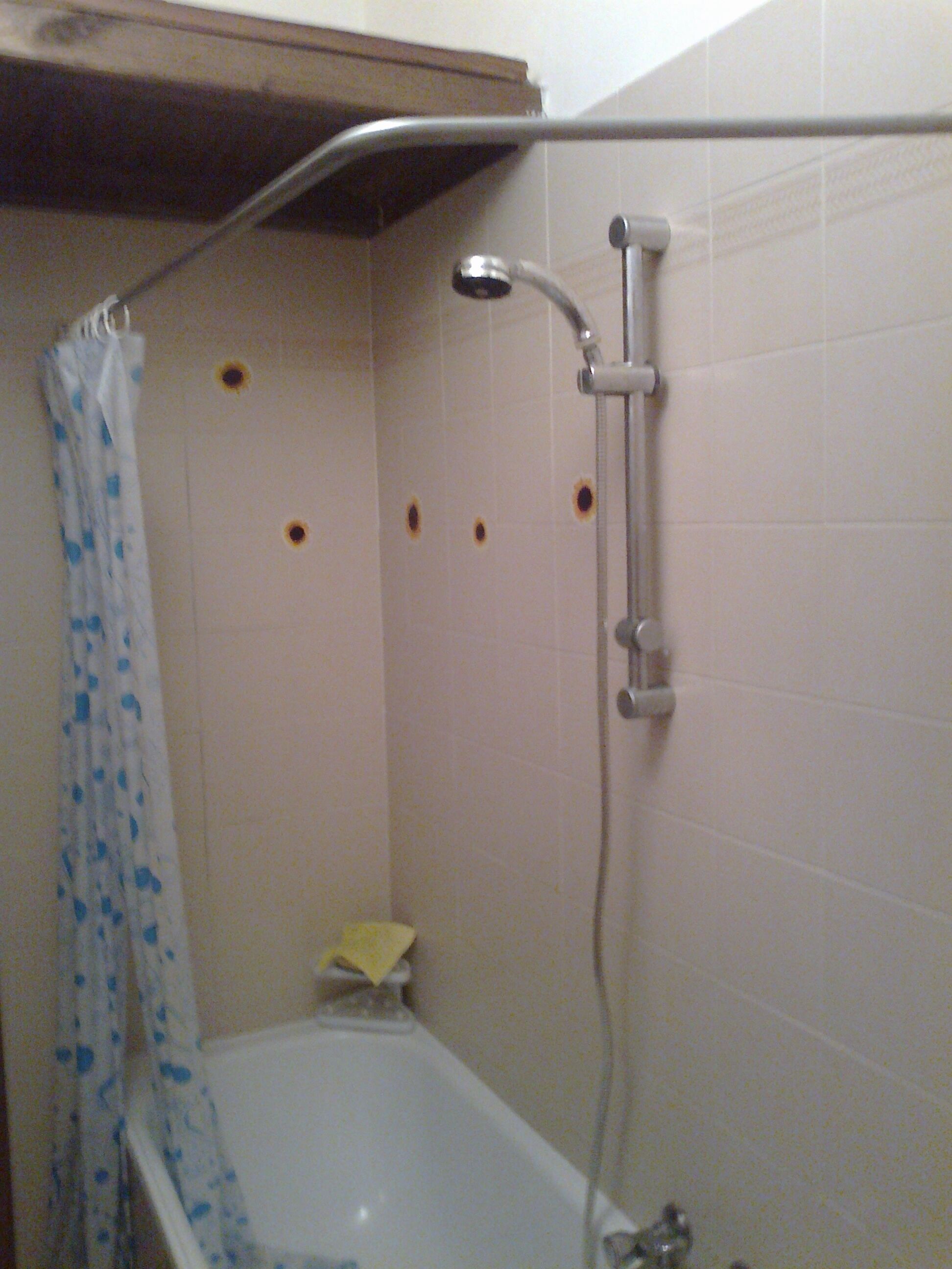Une salle de bain avec une douche, une baignoire et des toilettes.