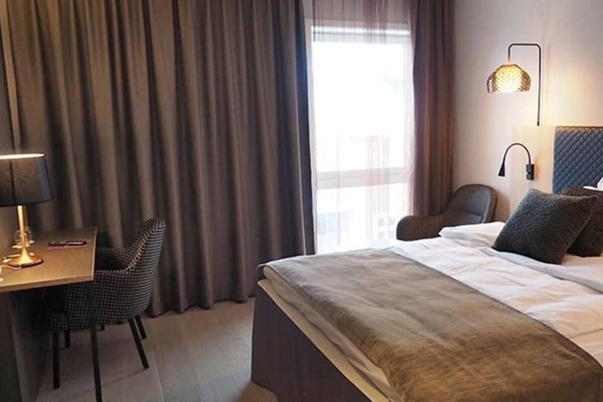 Habitación doble estándar, 1 cama matrimonial, para no fumadores, vista a la ciudad | 1 habitación, sábanas italianas Frette y ropa de cama hipoalergénica