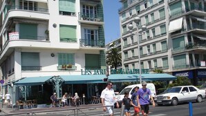 A street view with a restaurant named "LES JARDINS DU GABRIEL" with outdoor seating. - WATERFRONT PANORAMIC Seaview 2bd/2bath Apt on Promenade Des Anglais by Negresco  (Nice)