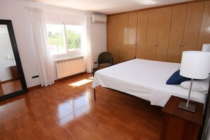 4 bedrooms, in-room safe, iron/ironing board, free WiFi