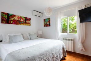 4 makuuhuonetta, tallelokero huoneessa, silitysrauta/-lauta