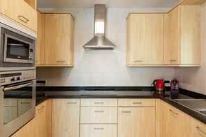 Jääkaappi, mikroaaltouuni, uuni, astianpesukone