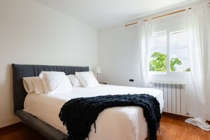 4 bedrooms, in-room safe, iron/ironing board, free WiFi - VILLA MARA - Private villa with pool, free fast WIFI & Alarm. Views to Playa den bossa beach. (Sant Josep de Sa Talaia / San Jose)