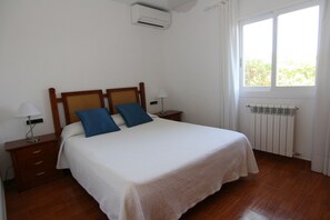 4 bedrooms, in-room safe, iron/ironing board, free WiFi