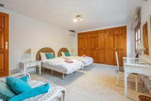 6 Schlafzimmer, Zimmersafe, Bügeleisen/Bügelbrett, Reisekinderbett
