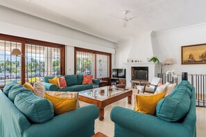 Smart TV, lareira, DVD player, mesa de pingue-pongue