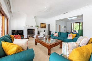 Een smart-tv, een open haard, een dvd-speler en een tafeltennistafel