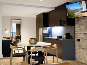 Suite junior, 1 cama King size | Minibar, caja de seguridad en la habitación y escritorio