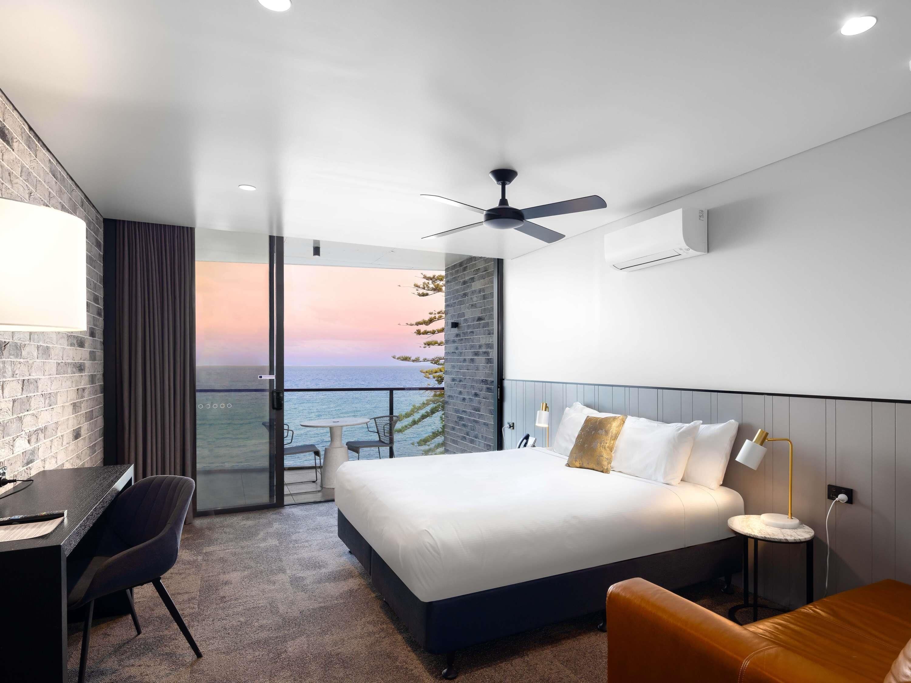 Deluxe Room, 1 King Bed, Oceanfront | Minibar, in-room safe, desk, soundproofing