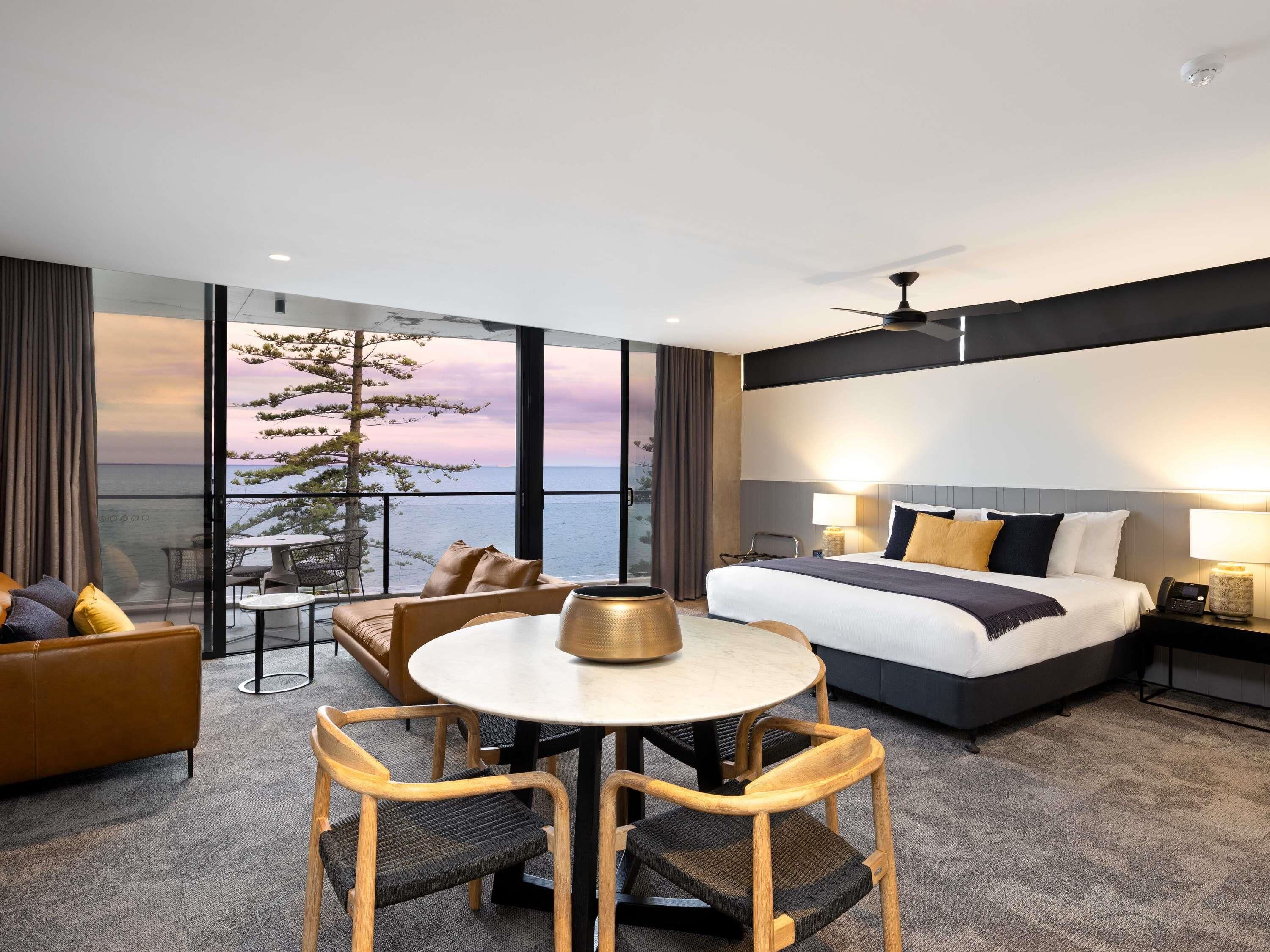 ห้องจูเนียร์สวีท, เตียงคิงไซส์ 1 เตียง | มินิบาร์, ตู้นิรภัยในห้องพัก, โต๊ะทำงาน, ห้องเก็บเสียง