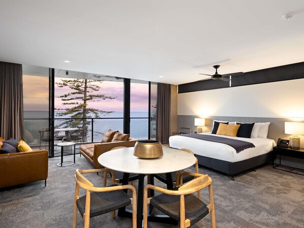 Junior Suite, 1 King Bed | Minibar, in-room safe, desk, soundproofing
