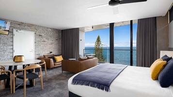 Junior Suite, 1 Katil Raja (King) | Bar mini, peti besi dalam bilik, meja, kalis bunyi