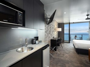 Habitació Deluxe, 1 llit de matrimoni gran, primera línia de mar | Minibar, caixa forta a l'habitació i escriptori 