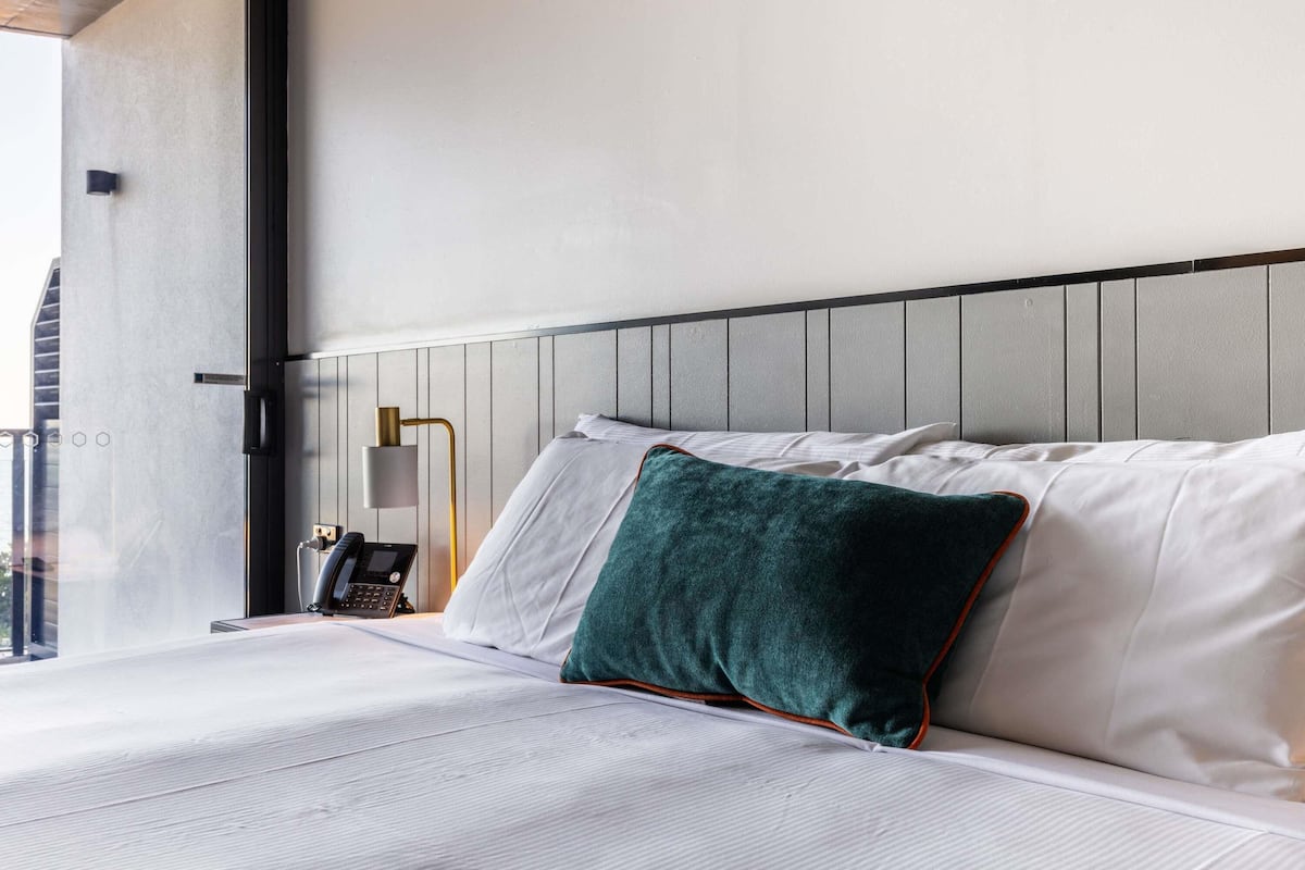 Deluxe Room, 1 King Bed, Oceanfront | Minibar, in-room safe, desk, soundproofing