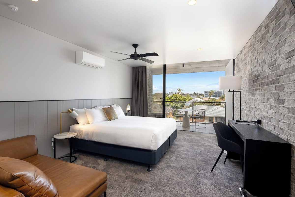 Deluxe Room, 1 King Bed | Minibar, in-room safe, desk, soundproofing