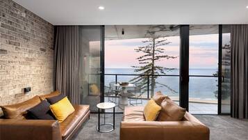 Junior suite, 1 kingsize bed | 1 slaapkamer, een minibar, een kluis op de kamer, een bureau