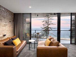 Junior Suite, 1 King Bed | Minibar, in-room safe, desk, soundproofing