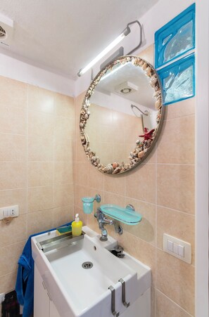 Regadera, secadora de cabello, bidet, toallas 