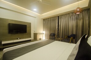 1 habitación, caja de seguridad en la habitación y escritorio