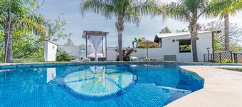 Cubos Villa Sonia. Trädgård, pool, wifi, BBQ, luftkonditionering.