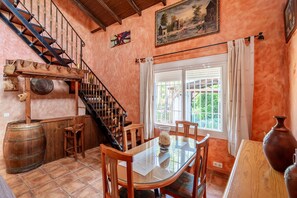 Dining - Cubo's Villa Sonia. Garden, pool, wifi, BBQ, air conditioning. (Alhaurín el Grande)